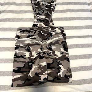 LIKE NEW! Celestial Bodiez scrunch booty Camo Leggings size Small